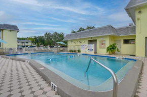 Siesta Key Condo with Heated Pool Less Than 1 Mi to Beach